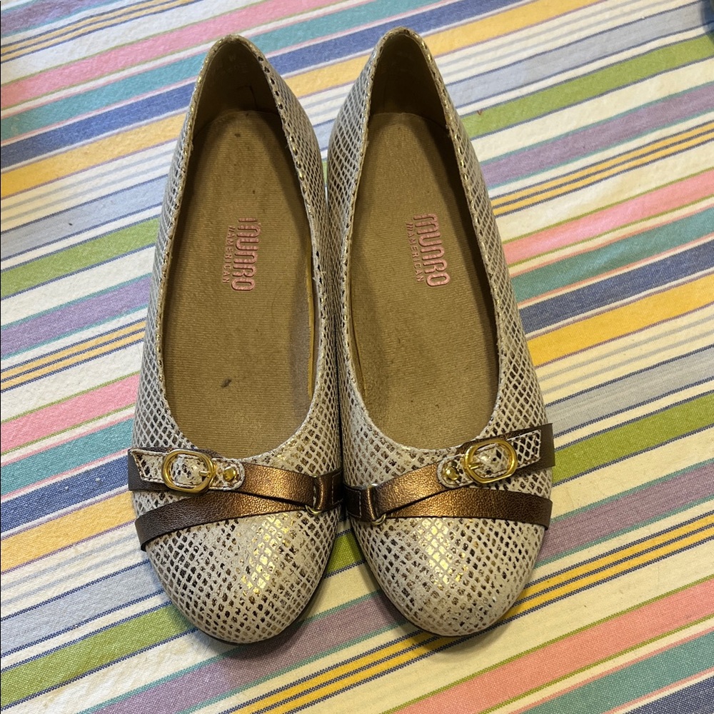 Munro Women's Textured Cream and Brown flats size 7.5 W - Picture 1 of 7